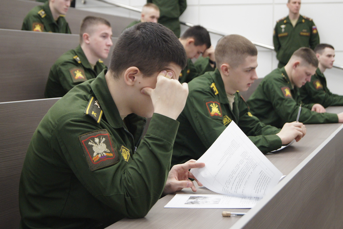 Отбор для обучения в  военных учебных заведениях.